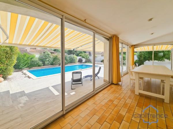 Villa individuelle de 222m² avec 8 pièces + une véranda sur un terrain arboré d’environ 830m² - Piscine