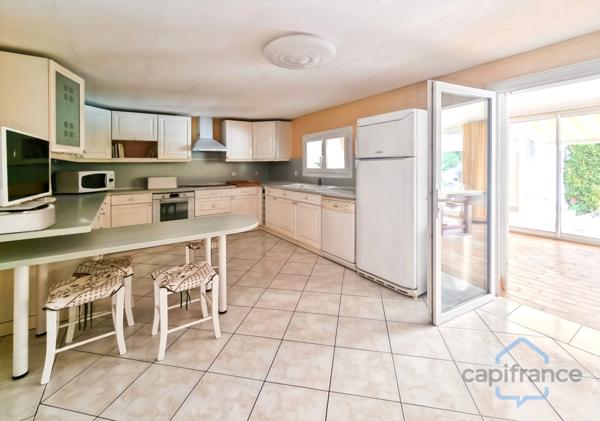 Villa individuelle de 222m² avec 8 pièces + une véranda sur un terrain arboré d’environ 830m² - Piscine