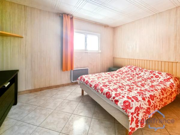 Villa individuelle de 222m² avec 8 pièces + une véranda sur un terrain arboré d’environ 830m² - Piscine