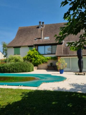 BELLE MAISON CONTEMPORAINE EN CENTRE VILLAGE