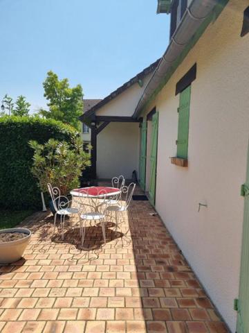 BELLE MAISON CONTEMPORAINE EN CENTRE VILLAGE