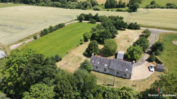 Longère sans voisins secteur Ambrières-les-Vallées