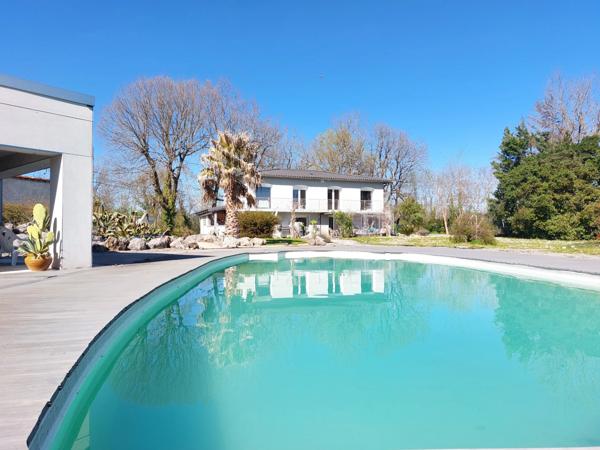 Maison à vendre 6 pièces (82) Maison de plus de 160m² habitable avec jardin paysagé, terrasse, pool house, atelier, garage, dépendance