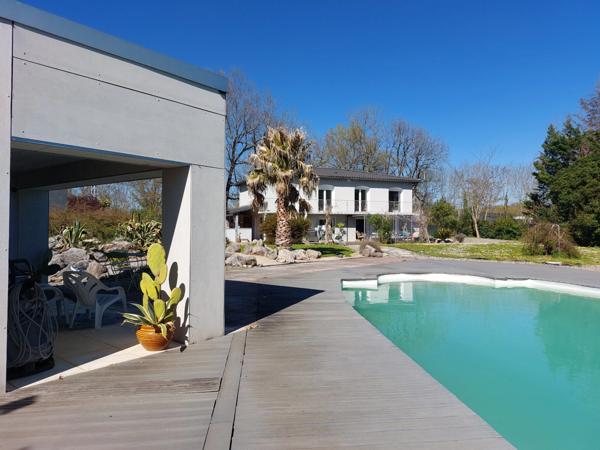 Maison à vendre 6 pièces (82) Maison de plus de 160m² habitable avec jardin paysagé, terrasse, pool house, atelier, garage, dépendance