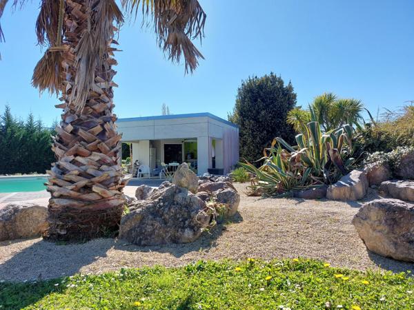 Maison à vendre 6 pièces (82) Maison de plus de 160m² habitable avec jardin paysagé, terrasse, pool house, atelier, garage, dépendance