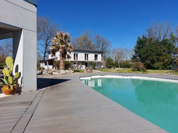 Maison à vendre 6 pièces (82) Maison de plus de 160m² habitable avec jardin paysagé, terrasse, pool house, atelier, garage, dépendance