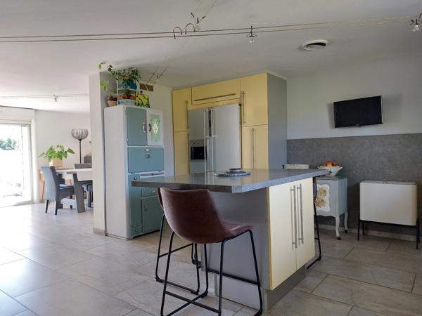 Maison à vendre 6 pièces (82) Maison de plus de 160m² habitable avec jardin paysagé, terrasse, pool house, atelier, garage, dépendance