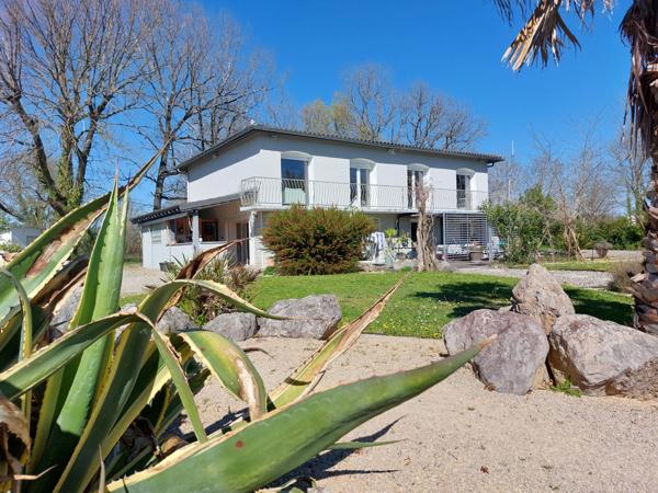 Maison à vendre 6 pièces (82) Maison de plus de 160m² habitable avec jardin paysagé, terrasse, pool house, atelier, garage, dépendance