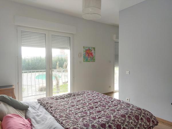 Maison à vendre 6 pièces (82) Maison de plus de 160m² habitable avec jardin paysagé, terrasse, pool house, atelier, garage, dépendance