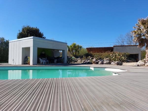 Maison à vendre 6 pièces (82) Maison de plus de 160m² habitable avec jardin paysagé, terrasse, pool house, atelier, garage, dépendance