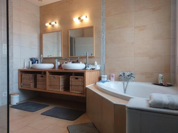 Maison à vendre 6 pièces (82) Maison de plus de 160m² habitable avec jardin paysagé, terrasse, pool house, atelier, garage, dépendance