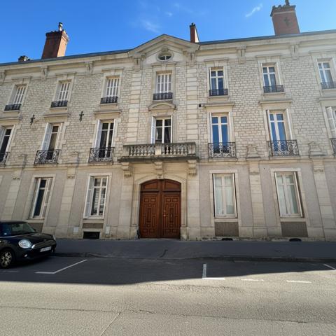 Duplex
                                                                                                                                                                                                                                                                                                                        6 pièce(s)                                                                                                                                                                                                          4 chambre(s)                                                                                                                                                                                                          250  m²
