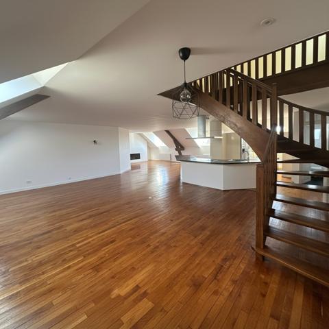 Duplex
                                                                                                                                                                                                                                                                                                                        6 pièce(s)                                                                                                                                                                                                          4 chambre(s)                                                                                                                                                                                                          250  m²