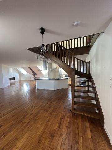 Duplex
                                                                                                                                                                                                                                                                                                                        6 pièce(s)                                                                                                                                                                                                          4 chambre(s)                                                                                                                                                                                                          250  m²