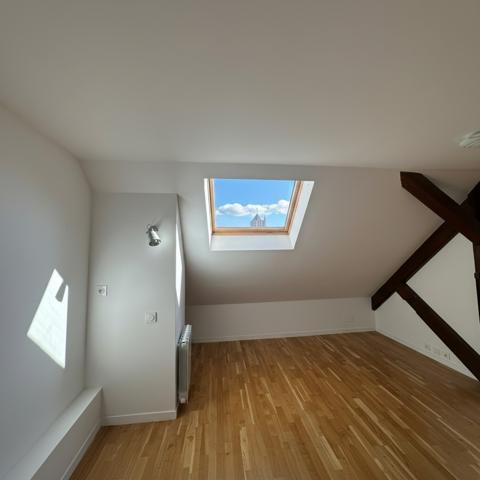 Duplex
                                                                                                                                                                                                                                                                                                                        6 pièce(s)                                                                                                                                                                                                          4 chambre(s)                                                                                                                                                                                                          250  m²
