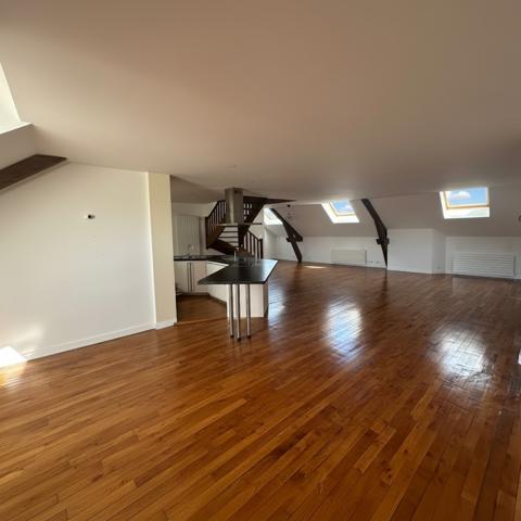 Duplex
                                                                                                                                                                                                                                                                                                                        6 pièce(s)                                                                                                                                                                                                          4 chambre(s)                                                                                                                                                                                                          250  m²