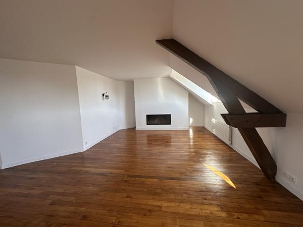 Duplex
                                                                                                                                                                                                                                                                                                                        6 pièce(s)                                                                                                                                                                                                          4 chambre(s)                                                                                                                                                                                                          250  m²