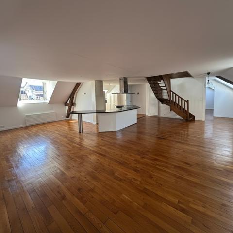 Duplex
                                                                                                                                                                                                                                                                                                                        6 pièce(s)                                                                                                                                                                                                          4 chambre(s)                                                                                                                                                                                                          250  m²