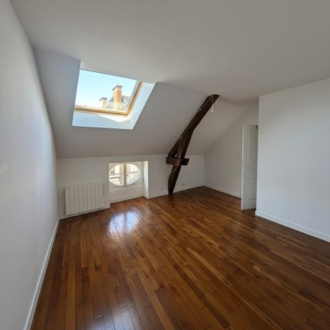 Duplex
                                                                                                                                                                                                                                                                                                                        6 pièce(s)                                                                                                                                                                                                          4 chambre(s)                                                                                                                                                                                                          250  m²