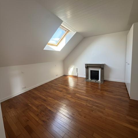 Duplex
                                                                                                                                                                                                                                                                                                                        6 pièce(s)                                                                                                                                                                                                          4 chambre(s)                                                                                                                                                                                                          250  m²