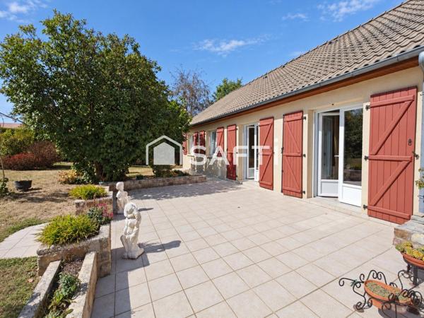 Pavillon de 82 m² avec jardin paysagé et terrasse.