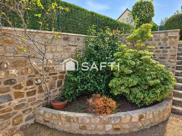 Pavillon de 82 m² avec jardin paysagé et terrasse.