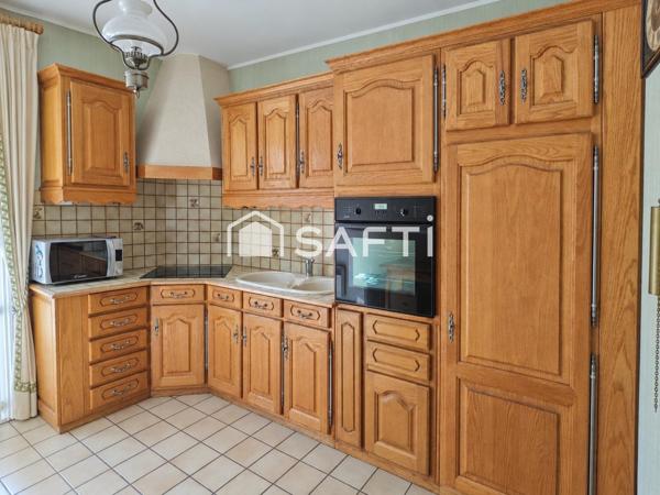 Pavillon de 82 m² avec jardin paysagé et terrasse.