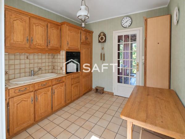 Pavillon de 82 m² avec jardin paysagé et terrasse.