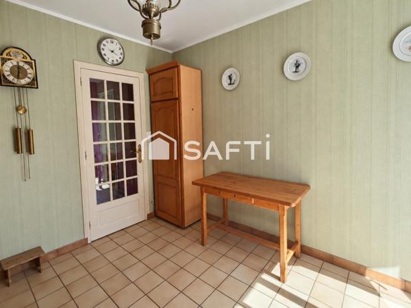 Pavillon de 82 m² avec jardin paysagé et terrasse.