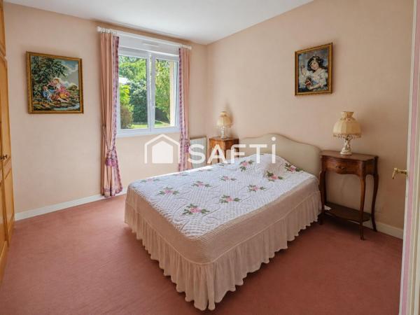 Pavillon de 82 m² avec jardin paysagé et terrasse.