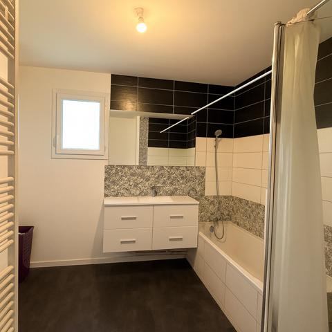 MAISON PLAIN-PIED – 90 m² – QUARTIER RÉSIDENTIEL – PISCINE – GARAGE 25 m² – TERRAIN 882 m²