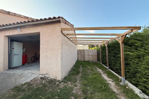MAISON PLAIN-PIED – 90 m² – QUARTIER RÉSIDENTIEL – PISCINE – GARAGE 25 m² – TERRAIN 882 m²
