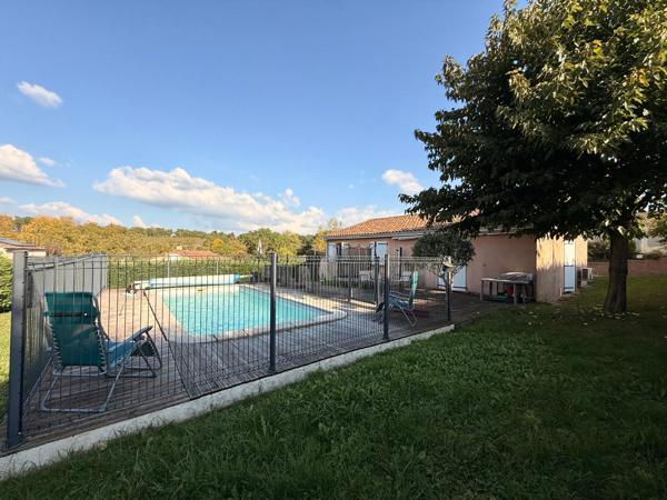 MAISON PLAIN-PIED – 90 m² – QUARTIER RÉSIDENTIEL – PISCINE – GARAGE 25 m² – TERRAIN 882 m²