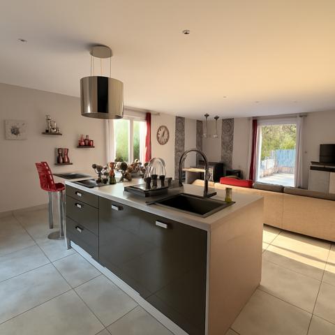 MAISON PLAIN-PIED – 90 m² – QUARTIER RÉSIDENTIEL – PISCINE – GARAGE 25 m² – TERRAIN 882 m²