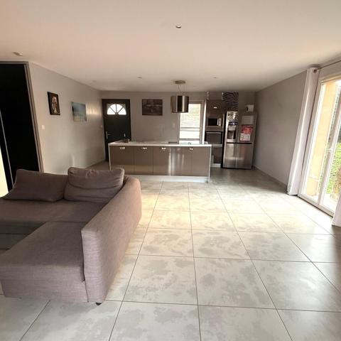 MAISON PLAIN-PIED – 90 m² – QUARTIER RÉSIDENTIEL – PISCINE – GARAGE 25 m² – TERRAIN 882 m²