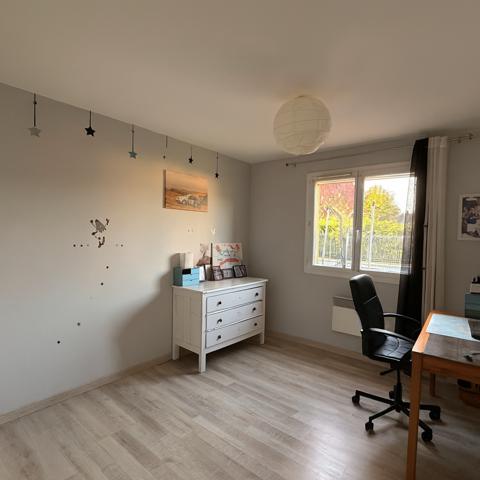 MAISON PLAIN-PIED – 90 m² – QUARTIER RÉSIDENTIEL – PISCINE – GARAGE 25 m² – TERRAIN 882 m²