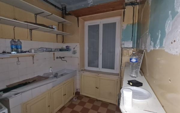 Vente Immeuble 3 logements + 2 locaux commerciaux à rénover Bourg-saint-andeol   