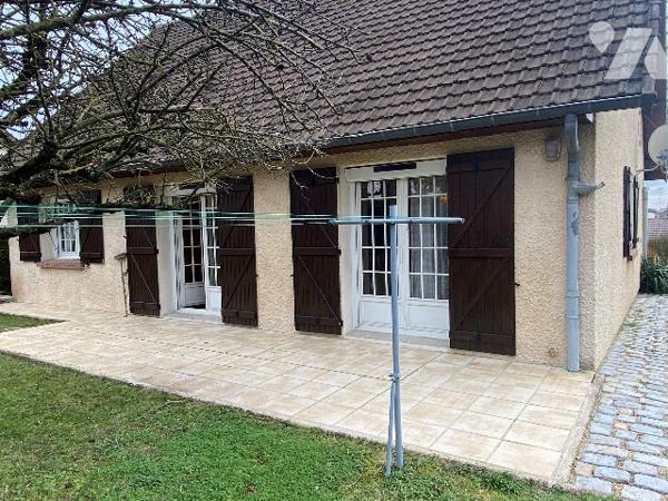 Fagnières, maison de 130m² sur 2 niveaux comprenant :
2 chambres au RDC, bureau, cuisine, séjour ave