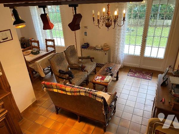 Fagnières, maison de 130m² sur 2 niveaux comprenant :
2 chambres au RDC, bureau, cuisine, séjour ave