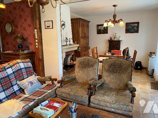 Fagnières, maison de 130m² sur 2 niveaux comprenant :
2 chambres au RDC, bureau, cuisine, séjour ave