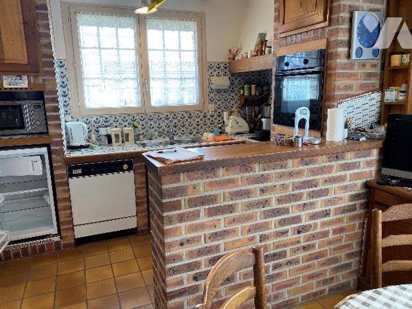 Fagnières, maison de 130m² sur 2 niveaux comprenant :
2 chambres au RDC, bureau, cuisine, séjour ave