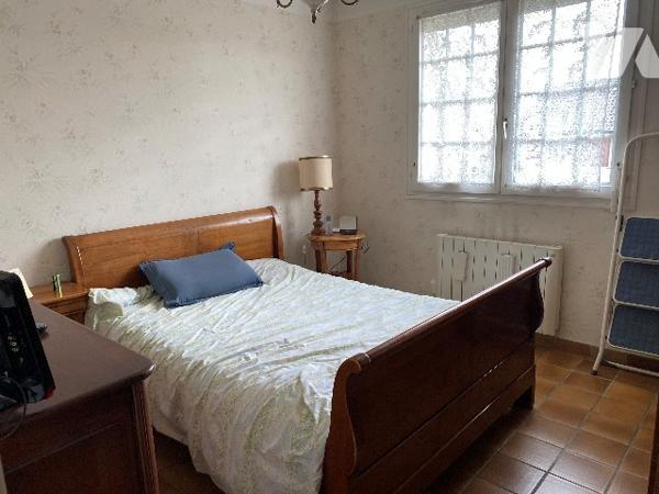 Fagnières, maison de 130m² sur 2 niveaux comprenant :
2 chambres au RDC, bureau, cuisine, séjour ave