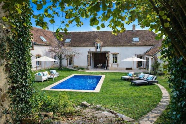Ancien corps de ferme de 296m² – 5 chambres - À 12 min de Sens