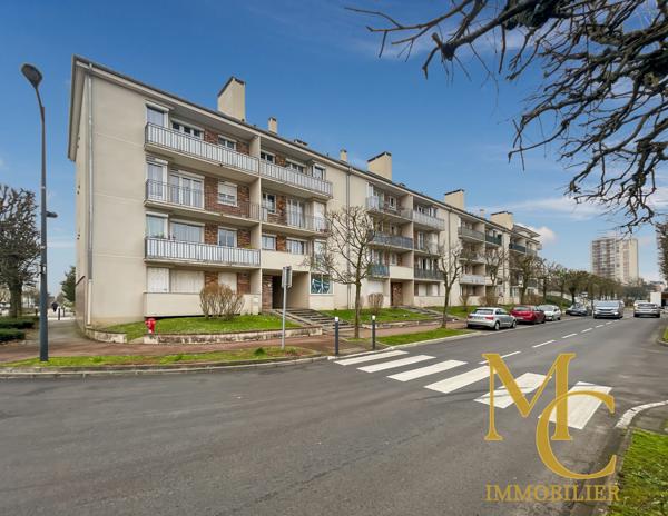 Maurepas (78310) APPARTEMENT / DERNIER ETAGE / CENTRE-VILLE / GARE