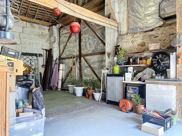 A vendre au coeur du bourg de la Ménitré, maison ancienne des années 1900, 3 chambres, grenier, grande dépendance,atelier, cave, terrain clos.