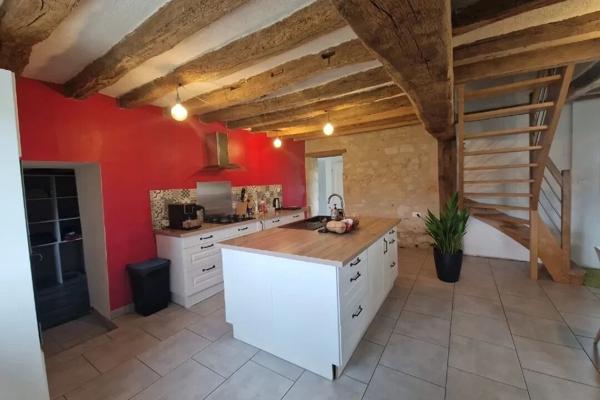 Maison en pierre à Longué-Jumelles