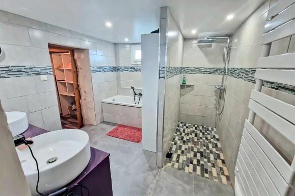 Maison en pierre à Longué-Jumelles