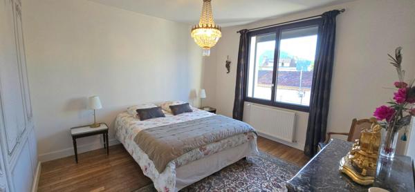 Maison de ville de type  6, avec piscine privative et garage