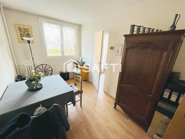 Traversant Est-Ouest, Résidence familiale arborée