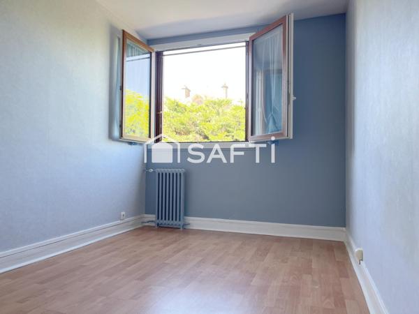 Traversant Est-Ouest, Résidence familiale arborée